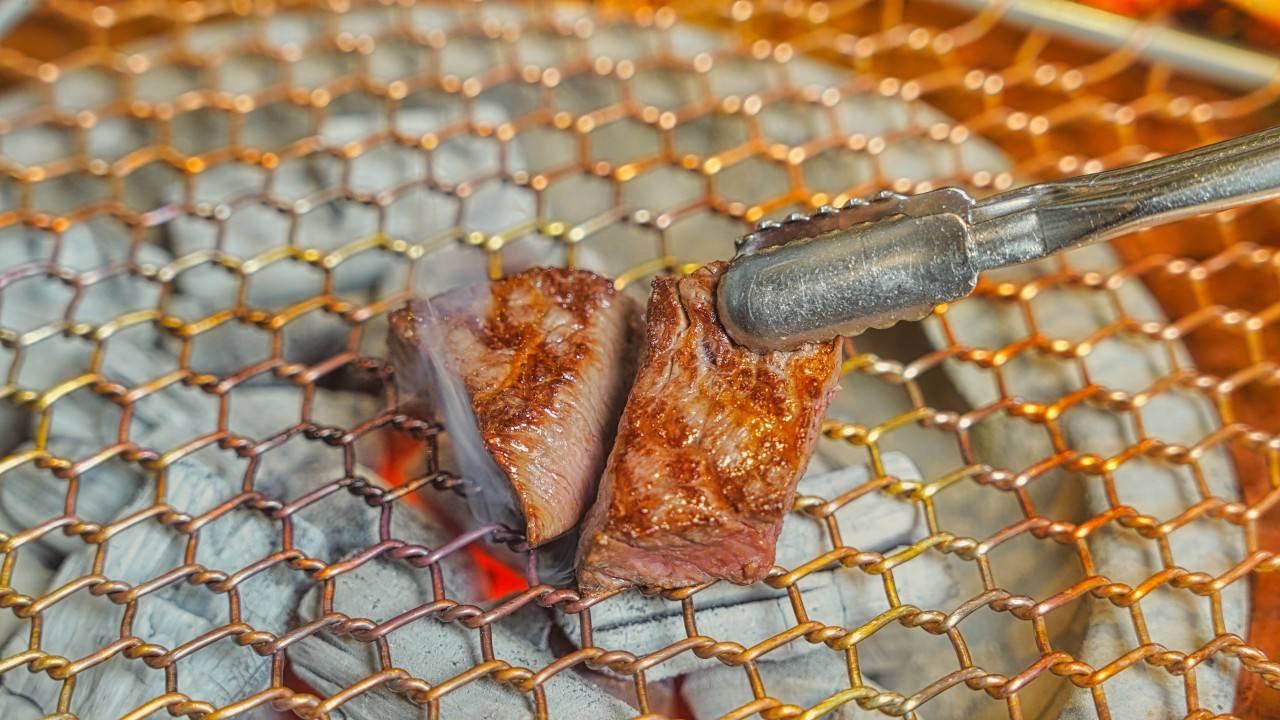 도마 홍대점 갈비 한 점 — charcoal-grilled Korean BBQ (烤肉 · 구운고기) at Doma Hongdae, a hand-cut hanwoo restaurant in Hongdae Seoul · 2